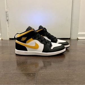Jordan 1 mid pollen